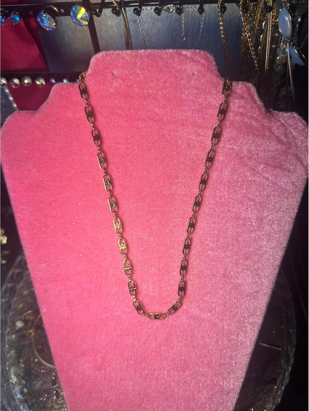Stunning Givenchy necklace features a series of smooth, shiny gold plated links - Picture 3 of 7